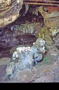 Star� hroby v jeskyni. Oblast Tana Toraja. Sulawesi, Indon�sie.