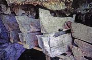 Star� rakve ve tvaru lod� v jeskyn�ch hrobech. Oblast Tana Toraja. Sulawesi, Indon�sie.