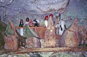 Star� hroby v jeskyni. Figurky tau tau a rakve ve tvaru lod�. Oblast Tana Toraja. Sulawesi, Indon�sie.