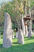 Menhiry maj� p�edstavovat n�hrobky t�ch nejstar��ch p��slu�n�ku etnika Torad��, kte�� byli v oblasti Tana Toraja poh�beni. Sulawesi, Indon�sie.
