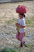 N�vrat z pole. Oblast Tana Toraja. Sulawesi, Indon�sie.