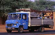 M�stn� autobus, zde naz�van� taxi-brousse, Podor. Senegal.
