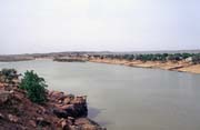 Pohled na �eku Senegal u m�sta Bakel. Na lev� stran� fotografie je Senegel, na prav� Mauret�nie. Senegal.