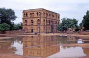 Koloni�ln� budova ve m�st� Kayes. Mali.