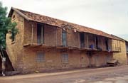 Koloni�ln� budova ve m�st� Kayes. Mali.
