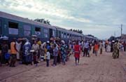 Lidsk� mumraj na jedn� z n�kolika zast�vek vlaku na trase Kayes-Bamako. Mali.