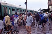 Vlak je v c�li. Stanice Bamako a odchod v�ech pasa��r�. Mali.