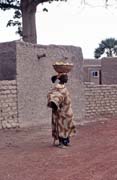 M�stn� �ena na vesnici. Mali.