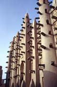 Hlin�n� me�ita postaven� v sahelsk�m stylu. Mal� vesnice u m�sta Mopti. Mali.