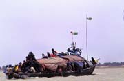 �ivot na �ece Niger. Velk� lo� pinnase p�epravuje po �ece pasa��ry a n�klad. Mali.