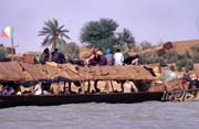 �ivot na �ece Niger. Velk� lo� pinnase p�epravuje po �ece pasa��ry a n�klad. Mali.