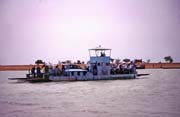 Ferry p�es �eku Niger kousek od m�sta Timbuktu (Tombouctou). Mali.
