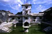 Vodn� pal�c Taman Sari v Yogyakart�. J�va, Indon�sie.