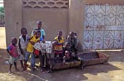 D�ti a rann� koupel. M�sto Gao. Mali.