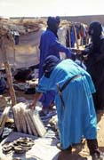Tuaregov� na trhu. Jeden z nich okukuje soln� desky. Ty maj� v pou�ti cenu zlata. Sem, do vesnice Dj�bok, byly dopraveny a� z centra Sahary, ze soln�ch dol� v Taoudenni. Mali.