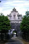 Vstup do kratonu v Yogyakart�. J�va, Indon�sie.