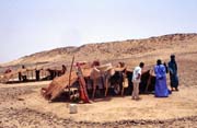 Obydl� Tuareg�. D�ky sv�mu ko�ov�n� jsou jejich obydl� jednoduch� a konstruk�n� v�dy p�ipareva na p�esun. Pou�� Sahara. Mali.