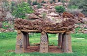 Togu-na, tradi�n� m�sto, kde se sch�z� a diskutuje star� generace mu��, vesnice Ireli, zem� Dogon. Mali.