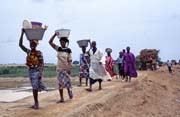 Vesni�an� jdou na pond�ln� trh, m�sto Djenn�. Mali.