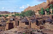 Dogonsk� vesnice Begnimato. Mali.