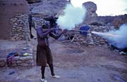 Lovec p�edv�d� svou mu�ketu. Vesnice Begnimato, zem� Dogon. Mali.