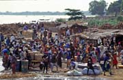 Rann� ruch na b�ehu �eky Niger, m�sto S�gou. Chyst� se toti� trh. Mali.