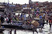 Rann� ruch na b�ehu �eky Niger, m�sto S�gou. Chyst� se toti� trh. Mali.