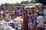Tradi�n� pond�ln� trh, m�sto S�gou. Mali.