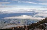 Pohled na ostrov Borneo od vrchol hory Mt. Kinabalu z v��ky kolem 4000 metr�. Malajsie.