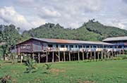 Modern� longhouse u m�sta Kapit. Malajsie.