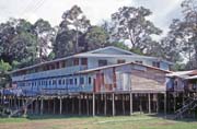 Modern� longhouse u m�sta Kapit. Malajsie.