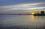Z�pad slunce nad �ekou Rejang ve m�st� Sibu. Malajsie.