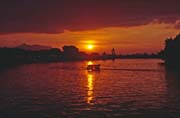 Z�pad slunce nad m�stem Kuching. Malajsie.
