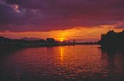 Z�pad slunce nad m�stem Kuching. Malajsie.