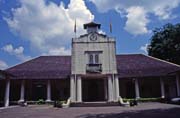 Koloni�ln� d�dictv� ve m�st� Kuching. Justi�n� pal�c (soud). Malajsie.