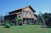 Longhouse. Kulturn� vesnice u Kuchingu. Malajsie.