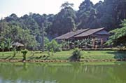 Longhouse. Kulturn� vesnice u Kuchingu. Malajsie.