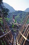 Bambusov� most. Kulturn� vesnice u Kuchingu. Sarawak,  Malajsie.