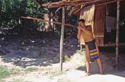 Uk�zka st�elby z fouka�ek etnika Punan. Kulturn� vesnice u Kuchingu. Malajsie.