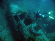 Pot�p�n� u ostrov� Togian, Kadidiri, vrak bombard�ru B24 z druh� sv�tov� v�lky potopen� 3. kv�tna 1945. Sulawesi,  Indon�sie.