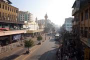 Ulice pobl� trhu Bogyoke Aung San, Yangon. Myanmar (Barma).