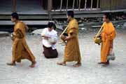 Rann� obdarov�v�n� mnich�. Vesnice Pakbeng. Laos.