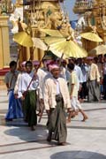 Oslava p�ij�m�n� nov�ch mnich� do kl�tera, Shwedagon Paya, Yangon. Myanmar (Barma).