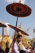Oslava p�ij�m�n� nov�ch mnich� do kl�tera, Shwedagon Paya, Yangon. Myanmar (Barma).