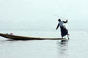 Tradi�n� lov ryb, jezero Inle. Myanmar (Barma).