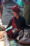 �ena z etnika Pa-O na trhu, jezero Inle. Myanmar (Barma).