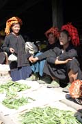 �eny z etnika Pa-O na trhu, jezero Inle. Myanmar (Barma).