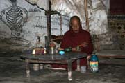 Mnich poustevn�k �ij�c� v jeskyni. Vesnice kolem jezera Inle. Myanmar (Barma).