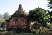 Star� stupy ve vesnic�ch kolem jezera Inle. Myanmar (Barma).