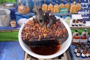 Prodej tradi�n� medic�ny, Kyaiktiyo. Myanmar (Barma).